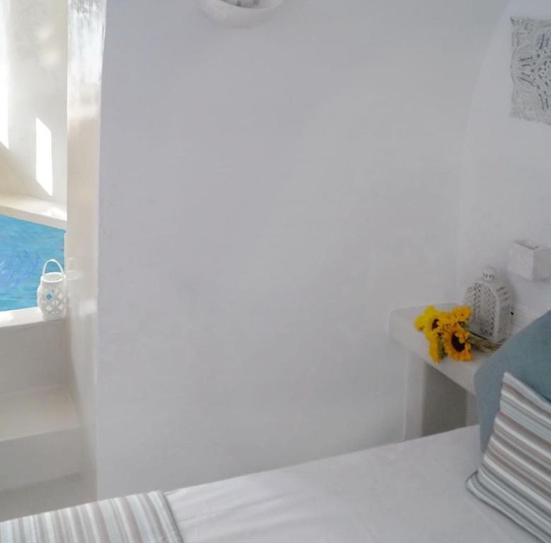 Postel nebo postele na pokoji v ubytování Golden Stone Santorini Suites