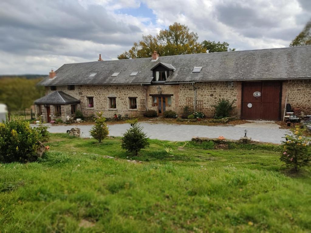 a large stone house with a large driveway at Les quatre vents in Ars