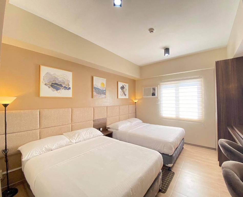 Säng eller sängar i ett rum på Twin Bed Unit- MIGAs Haven at Sunvida Tower