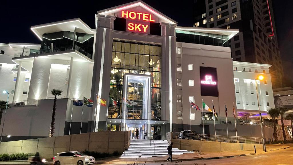 Johannesburg的住宿－Hotel Sky, Sandton，建筑前方有标志的酒店