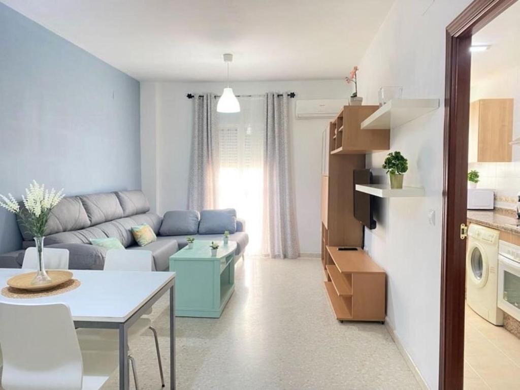 uma sala de estar com um sofá e uma mesa em Apartamento entero a 10 minutos en coche de Sevilla Centro em Camas
