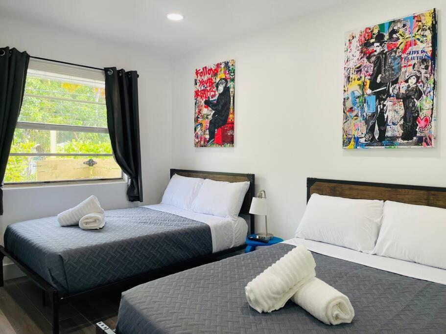 邁阿密的住宿－Casa Wynwood 4BR 2BTH，一间卧室设有两张床和窗户。