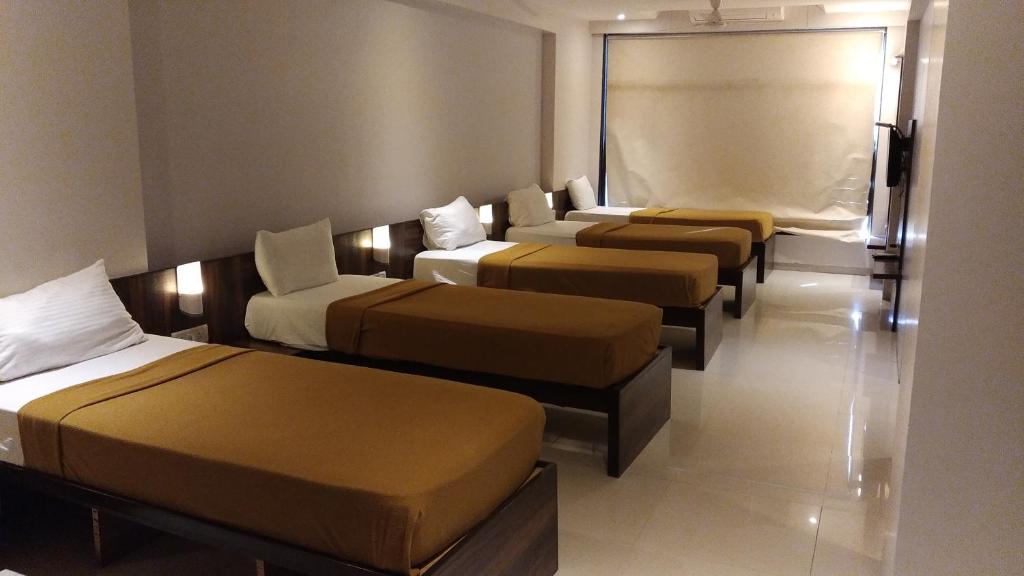 Postel nebo postele na pokoji v ubytování Hotel G-Square - Shirdi