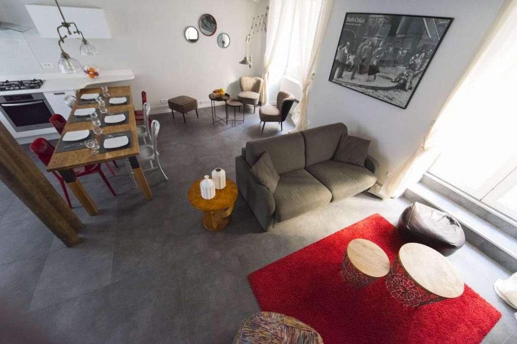 a living room with a couch and a red rug at Bahia in Paris