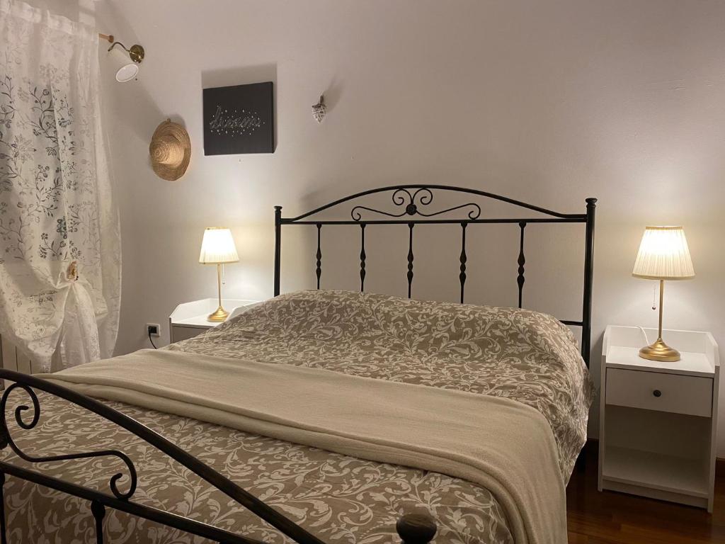 基奧賈的住宿－CIOSOT HOUSE，一间卧室配有一张黑色床、两张桌子和两盏灯。