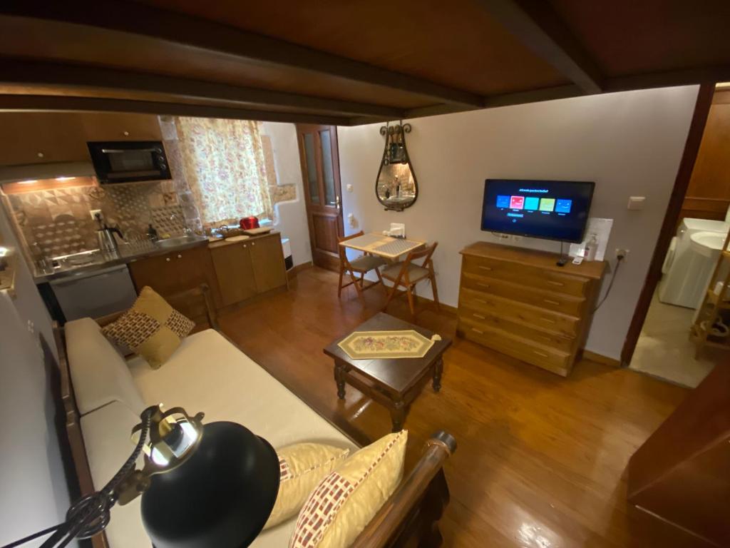 Telewizja i/lub zestaw kina domowego w obiekcie Microcosmos Halepas