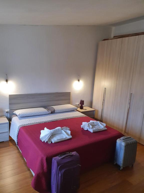 una habitación de hotel con una cama con toallas y equipaje en b&b La terrazza, en Assemini