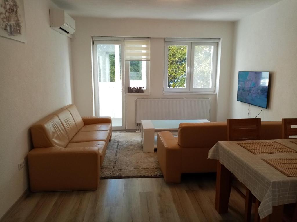 - un salon avec un canapé et une table dans l'établissement Apartment Azra - Sarajevo, Ilidza, à Sarajevo