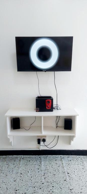 TV a/nebo společenská místnost v ubytování Neighbourly Nest