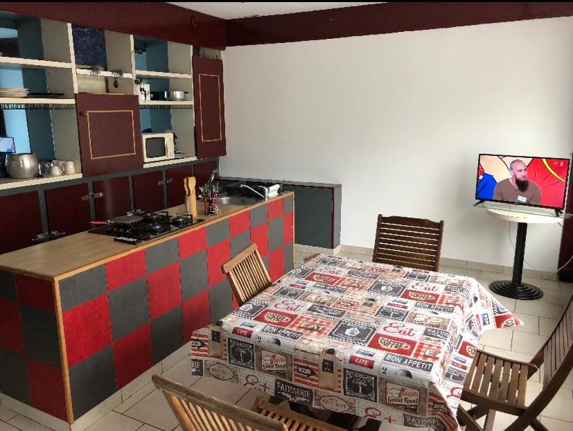 TV a/nebo společenská místnost v ubytování Le studio de Tom