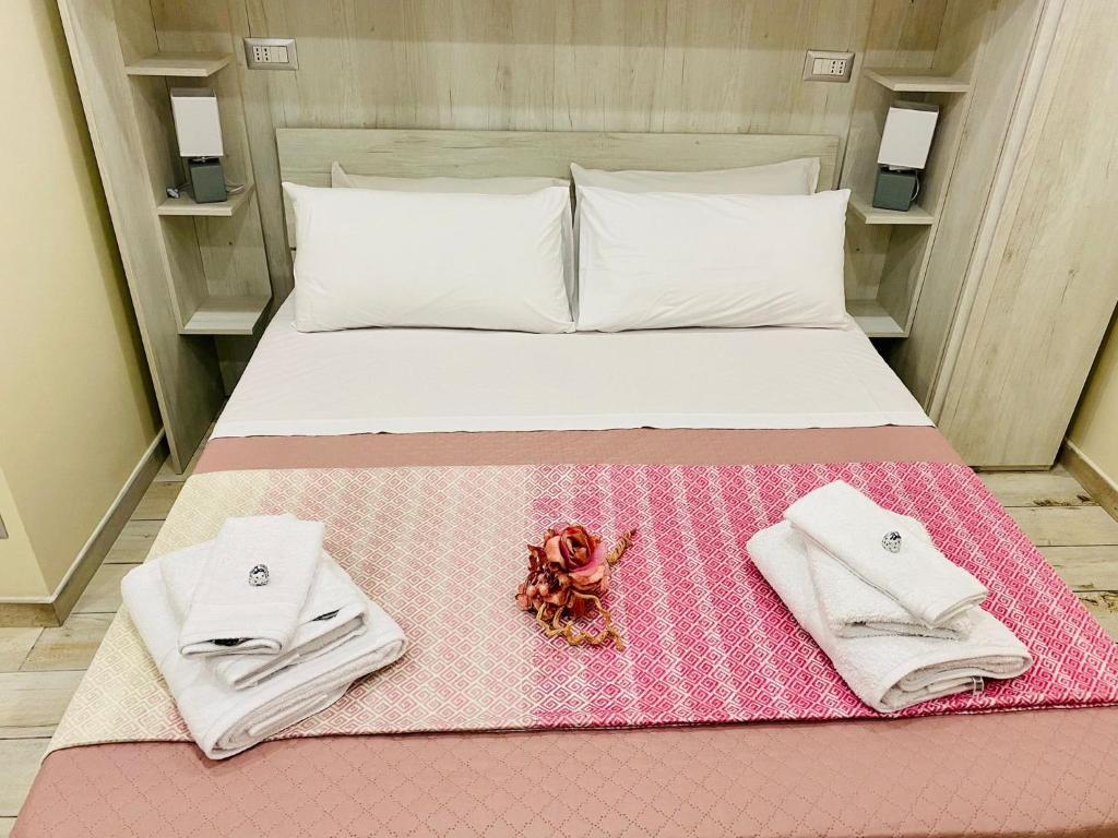 Postel nebo postele na pokoji v ubytování YourHome - La Meta Perfetta Rooms&Spa