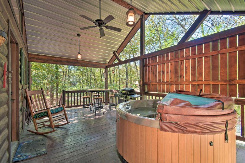 Broken Bow Hideaway with Hot Tub and Fire Pit!, Stephens Gap (updated prices 2024)