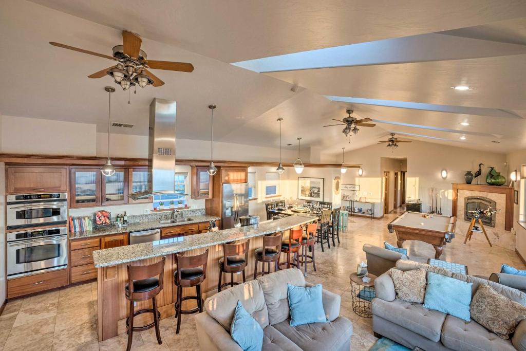 uma grande cozinha e sala de estar com sofás e um bar em Crescent City Getaway with Panoramic Ocean Views! em Crescent City