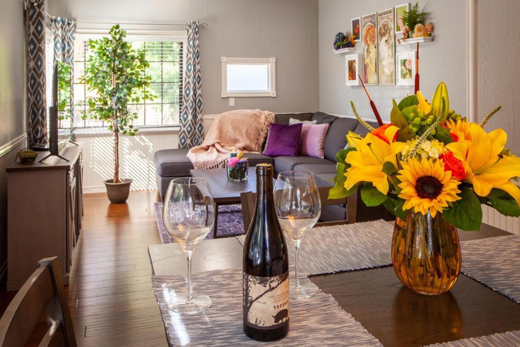 Beautiful & Cozy Home - Historic Cherry Street home - Housity
