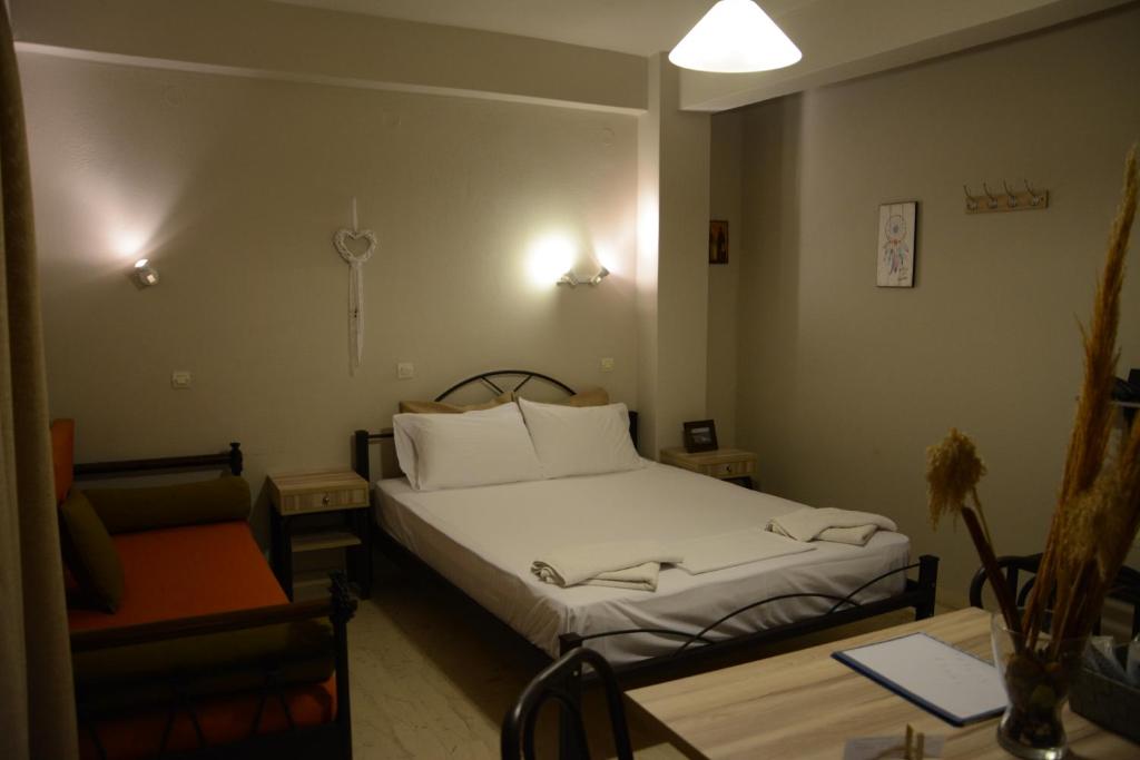 Postel nebo postele na pokoji v ubytování Thalis Rooms