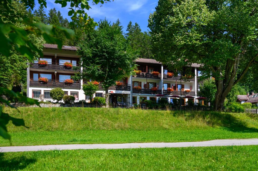 a building with flower boxes on the balconies at Hotel Ruchti - Zeit für mich in Füssen