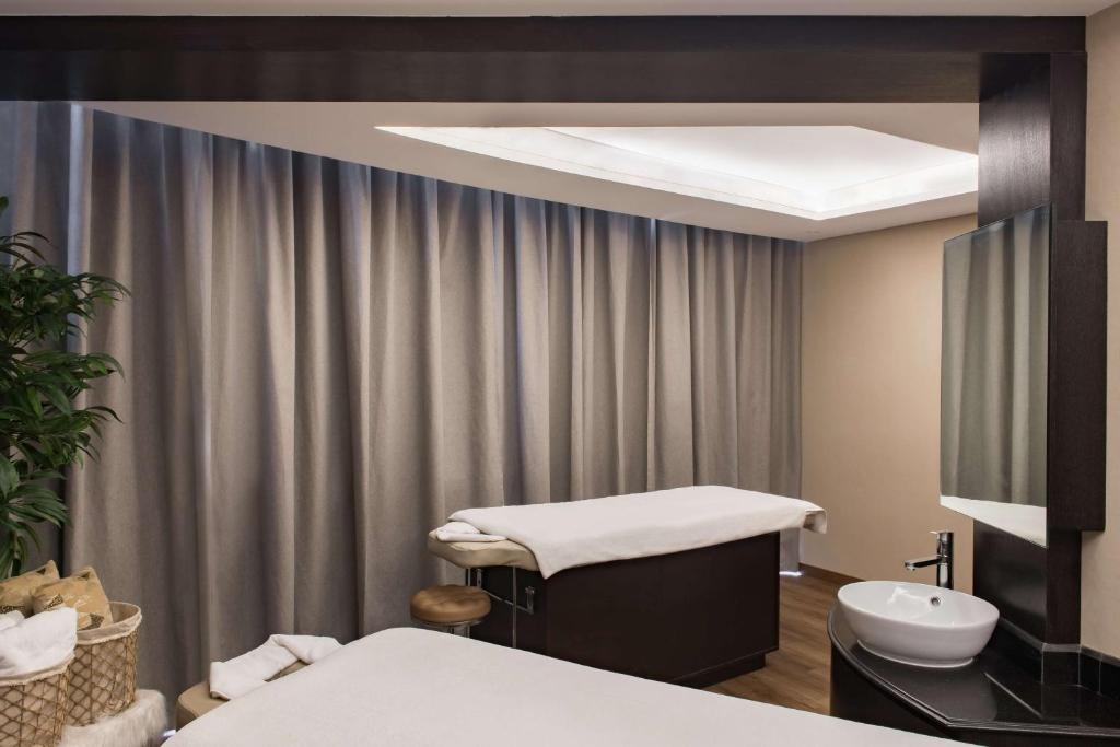 A bathroom at Radisson Blu Hotel, Dubai Canal View