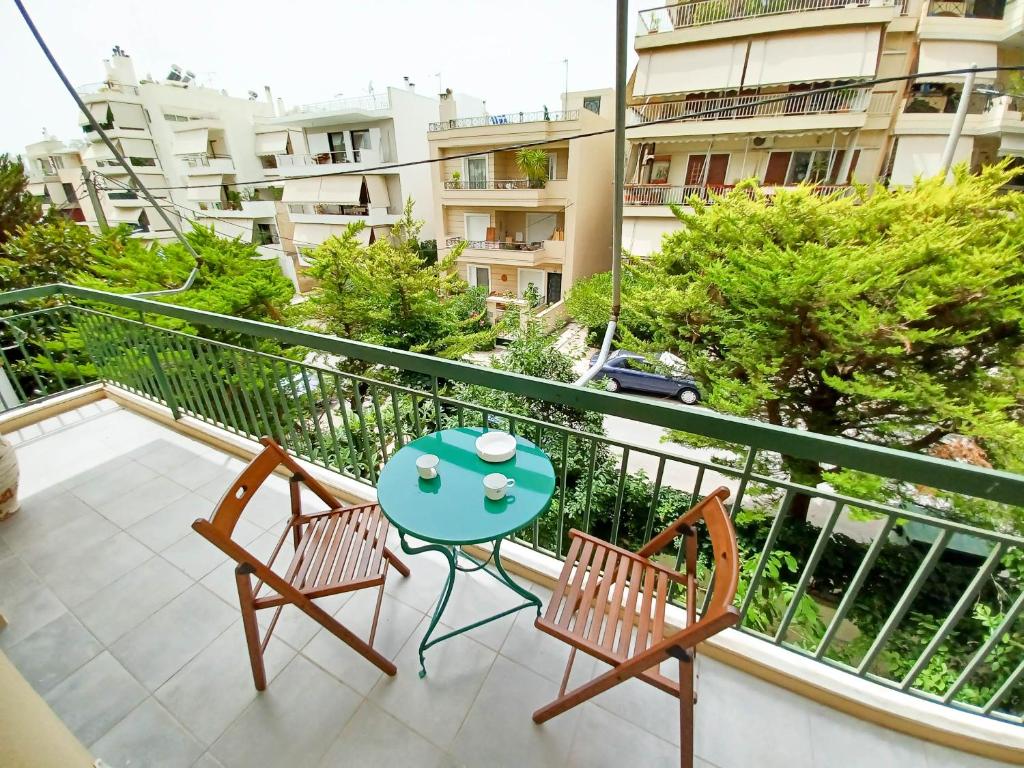 balkon z 2 krzesłami i stołem w obiekcie Green tea balcony - quiet & cozy- Ano Glyfada w Atenach