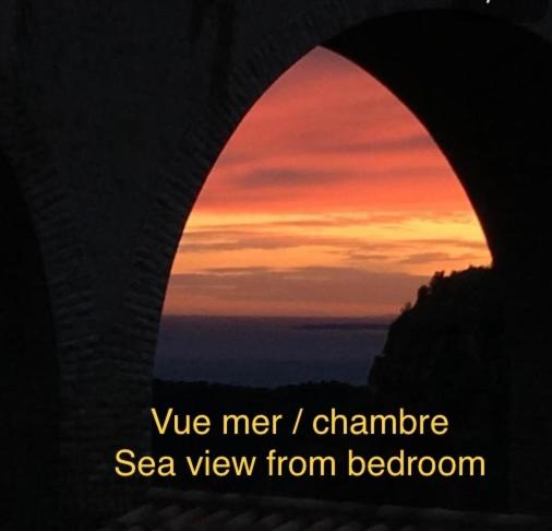 - une vue sur le coucher de soleil depuis la fenêtre dans l'établissement STUDIO pied village EZE - dans VILLA - Parking Gratuit, à Èze