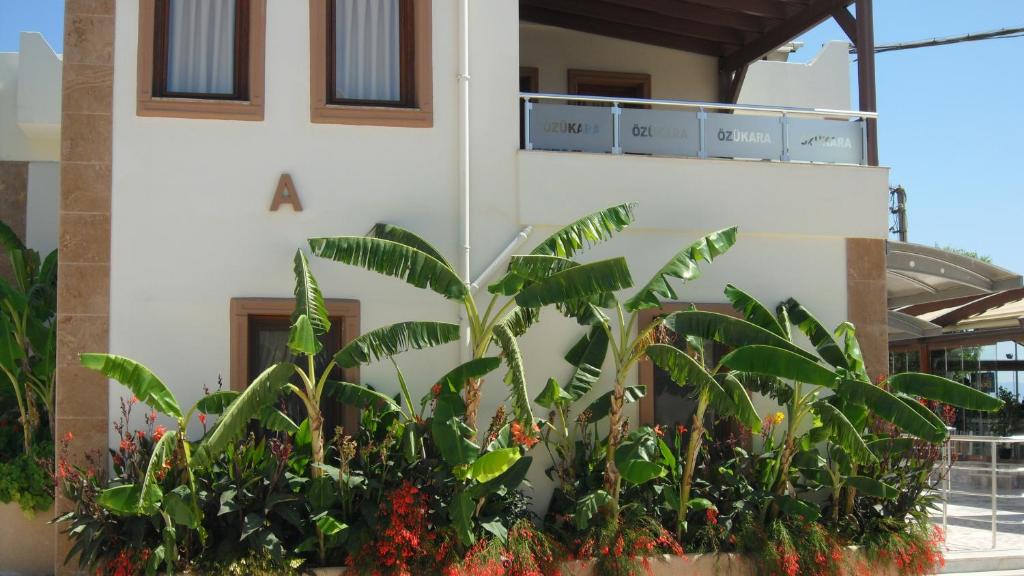 un edificio con plantas delante de él en Ozukara Apart 1, en Gümbet