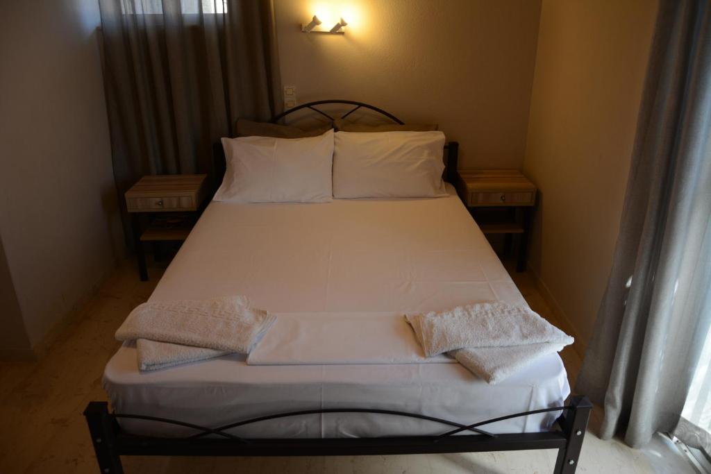 Postel nebo postele na pokoji v ubytování Thalis Rooms