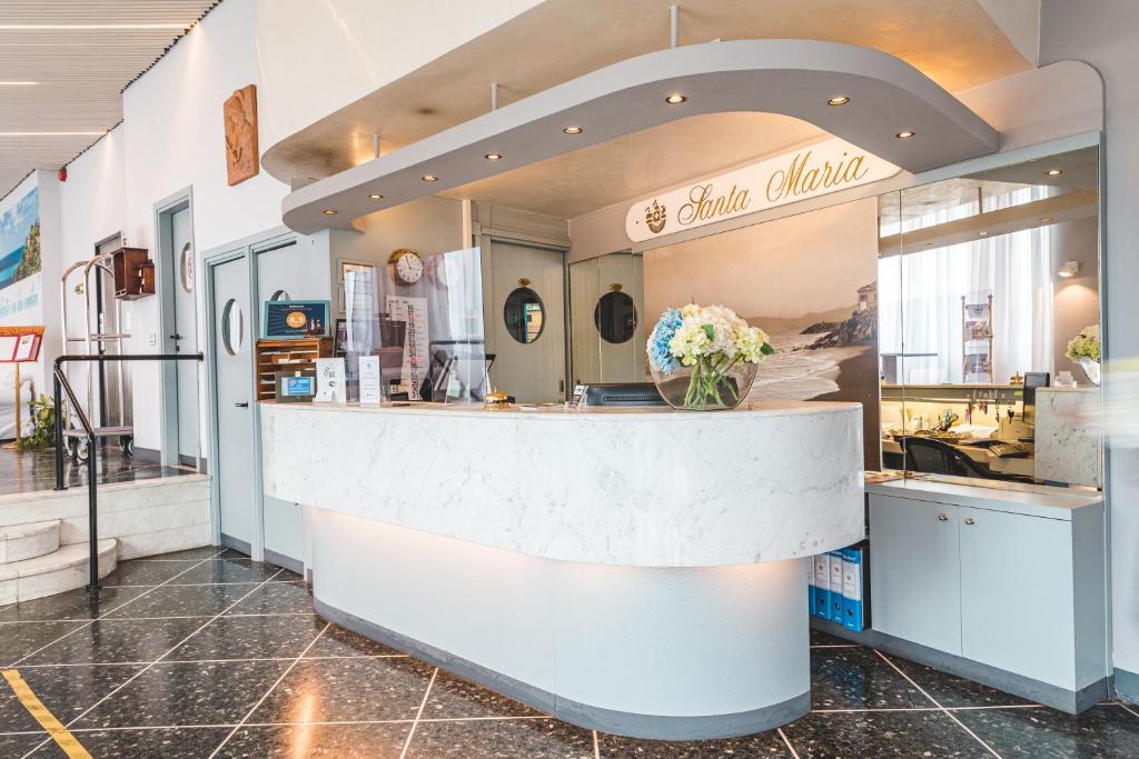 kontuar w sklepie z wazonem kwiatów w obiekcie Hotel Santa Maria w mieście Chiavari