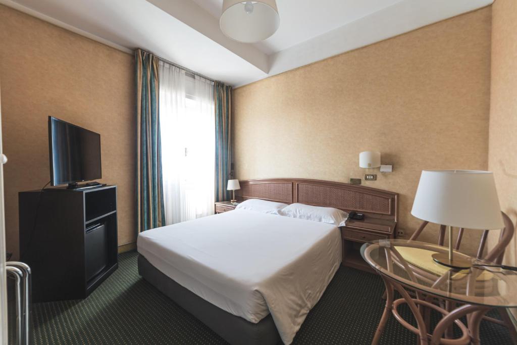 Łóżko lub łóżka w pokoju w obiekcie Hotel Santa Maria