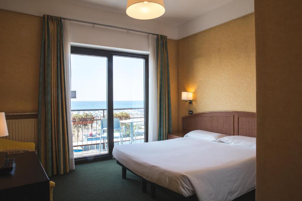 pokój hotelowy z łóżkiem i dużym oknem w obiekcie Hotel Santa Maria w mieście Chiavari