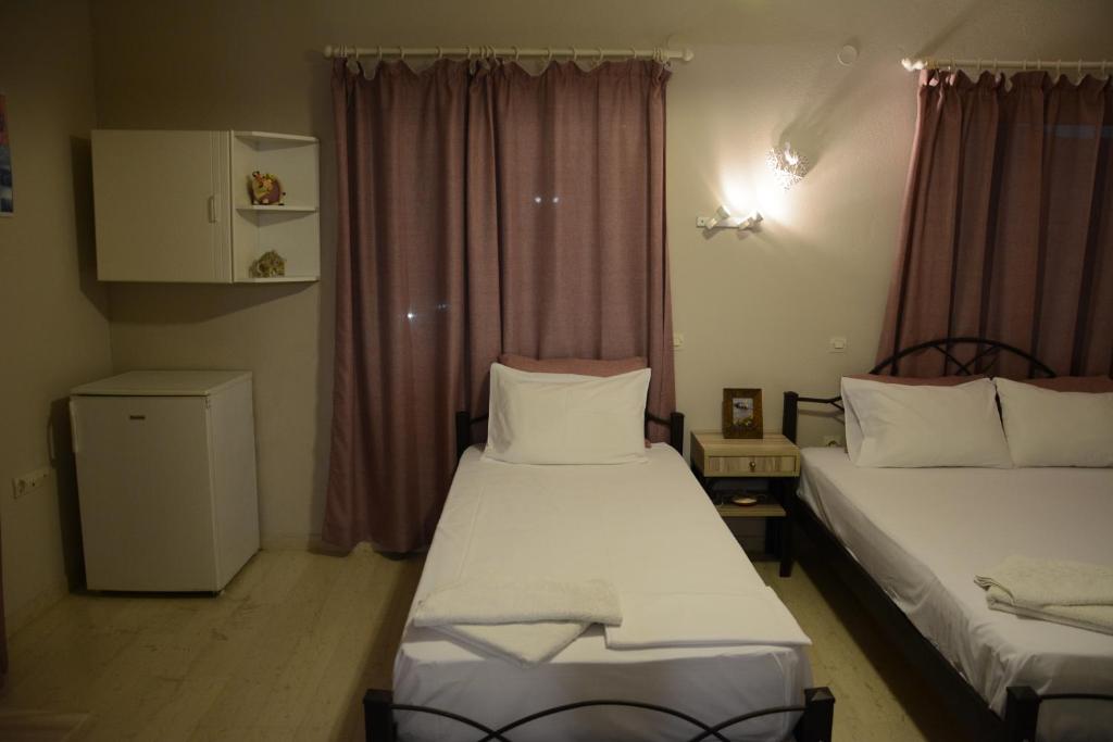 Postel nebo postele na pokoji v ubytování Thalis Rooms