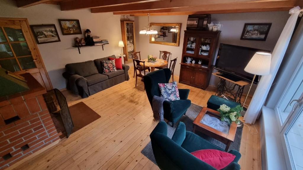 widok na salon z kanapami w obiekcie Fort Janowek w mieście Janówek