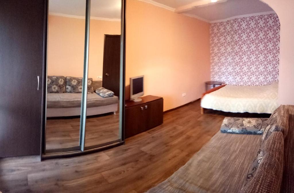 オデッサにあるFrantsuzky Bulvar 22Аのベッドルーム(鏡、ベッド、テレビ付)