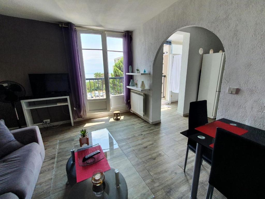 sala de estar con sofá y mesa en Appartement VUE MER avec parking gratuit sur place, en Bastia