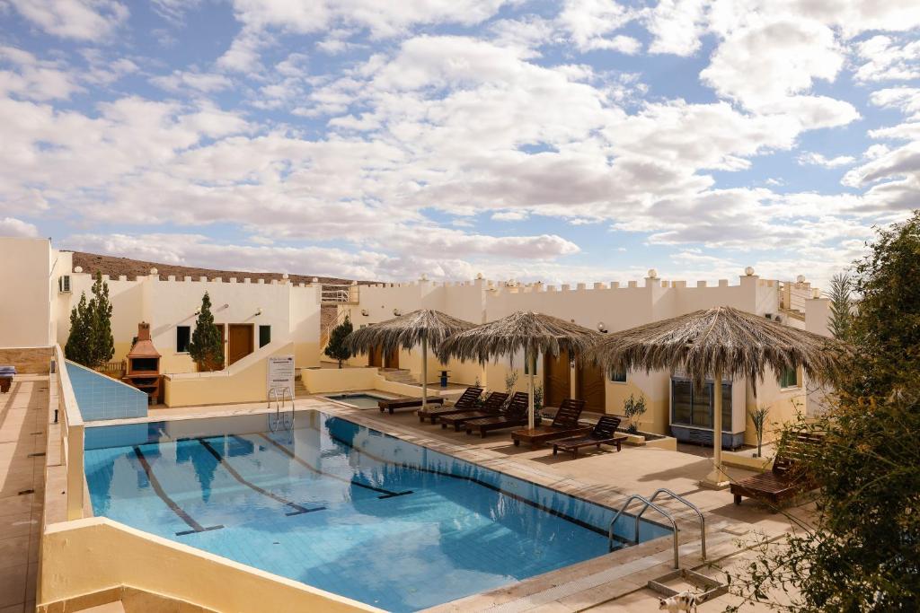 uitzicht op het zwembad van een hotel bij Red Sea Dive Center in Aqaba