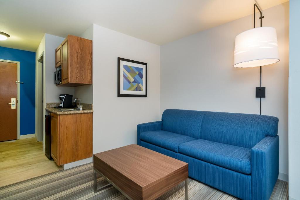 Holiday Inn Express & Suites Rocky Mount Smith Mountain Lake by IHG - Queen Suite Met 2 Queensize Bedden En Slaapbank