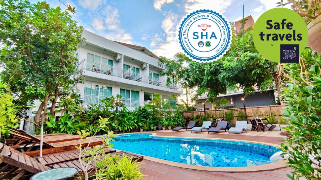 un hôtel avec une piscine en face d'un bâtiment dans l'établissement My Chiangmai Boutique Lodge, à Chiang Mai