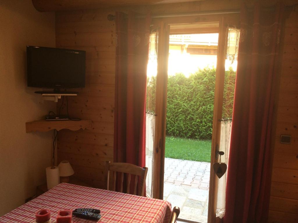 TV a/nebo společenská místnost v ubytování Appartement Le Cembro