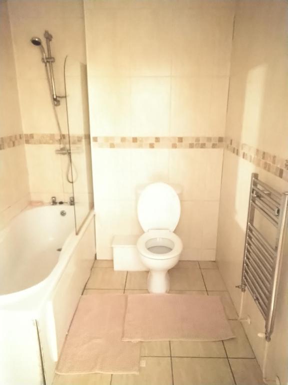 Ванна кімната в COSY DOUBLE ROOM CLOSE TO UNIVERSITY OF BRADFORD AND CITY CENTRE