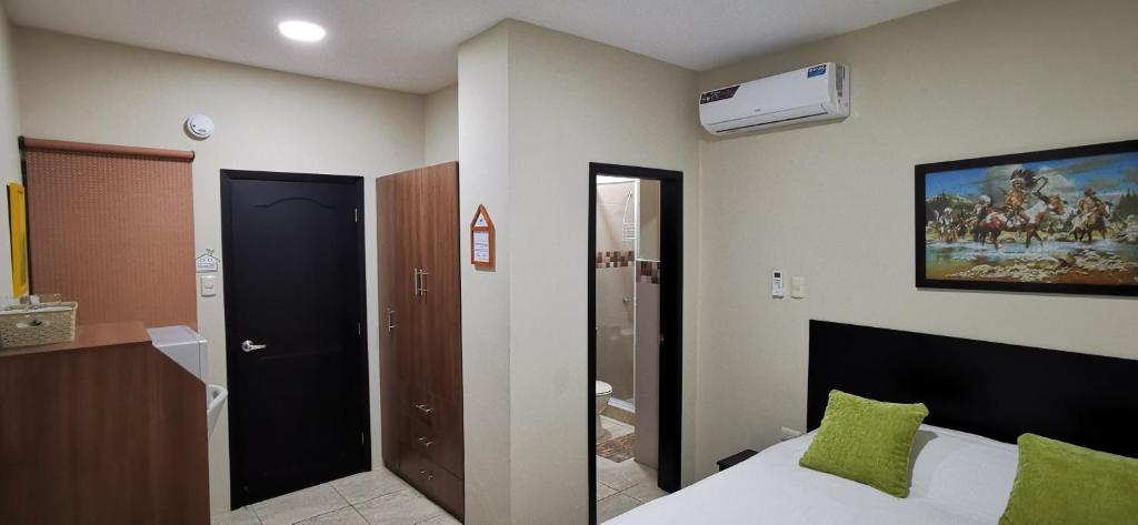 - une chambre avec un lit et une peinture murale dans l'établissement Apartamento habitación ejecutiva, à Manta