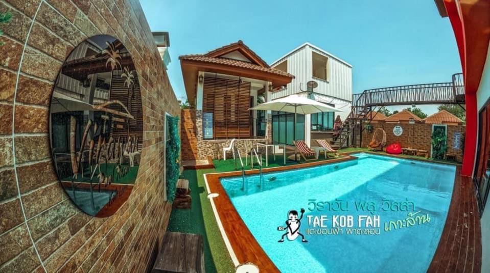 Bazén v ubytování Virawan pool kohlarn วิราวัน พูล รีสอร์ท ที่พักเกาะล้าน nebo v jeho okolí