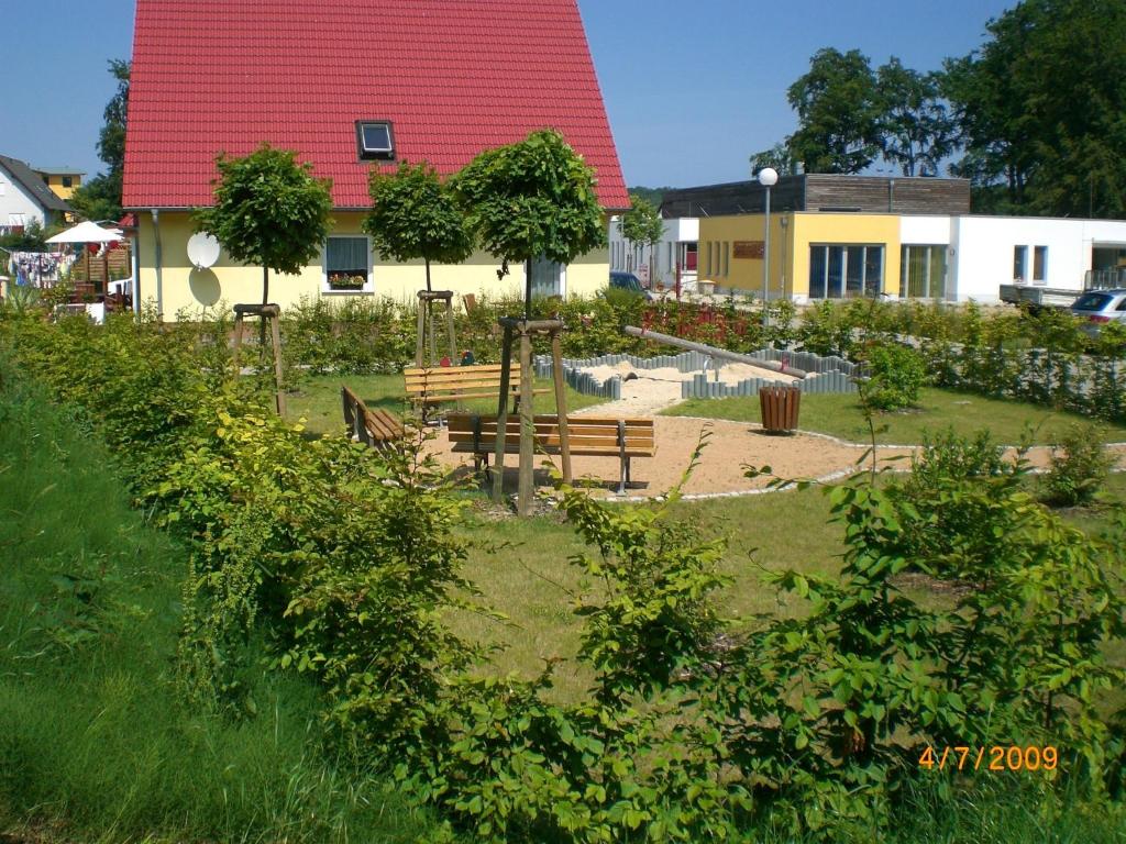 einem Park mit einer Bank vor einem Gebäude in der Unterkunft Fewo Ückeritz in Ückeritz