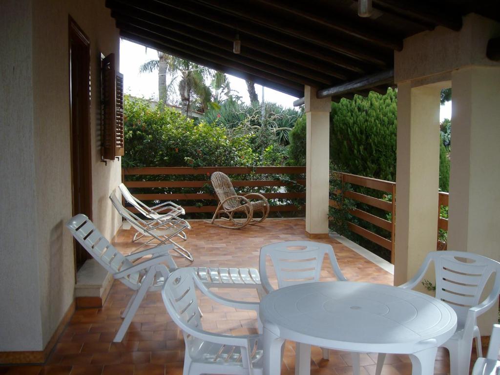 un tavolo bianco e sedie su un patio di Villa Ruta a Pozzallo