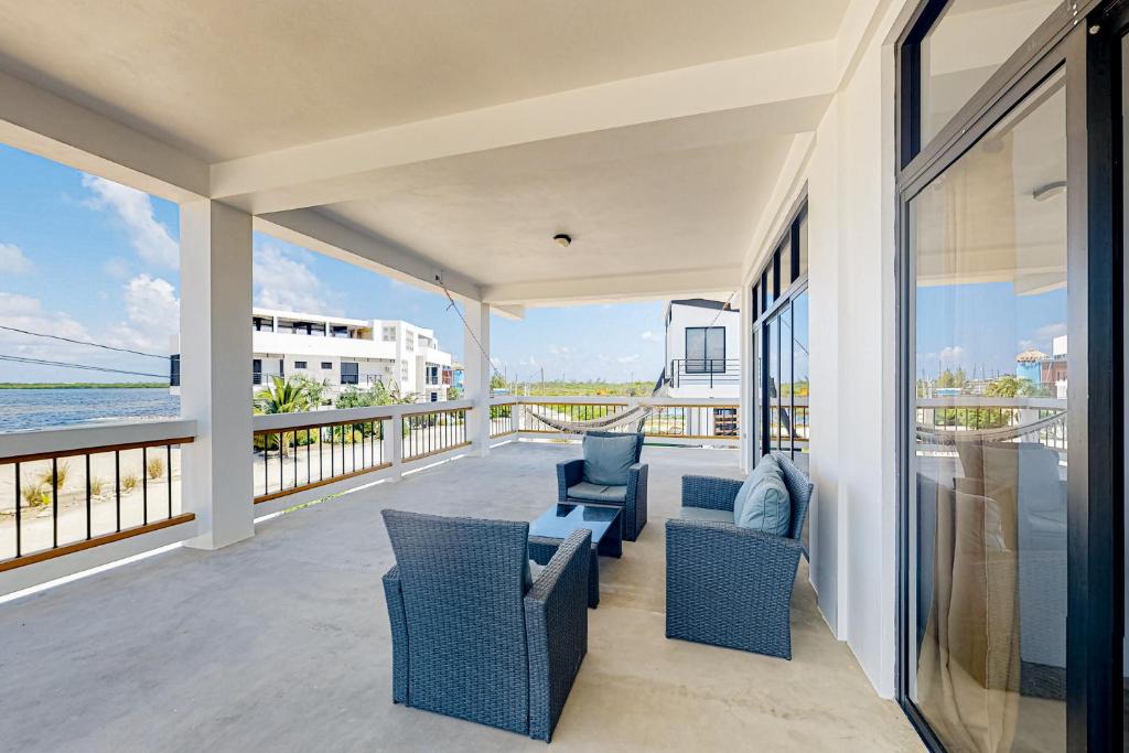 Villa Sea Lux tesisinde bir balkon veya teras