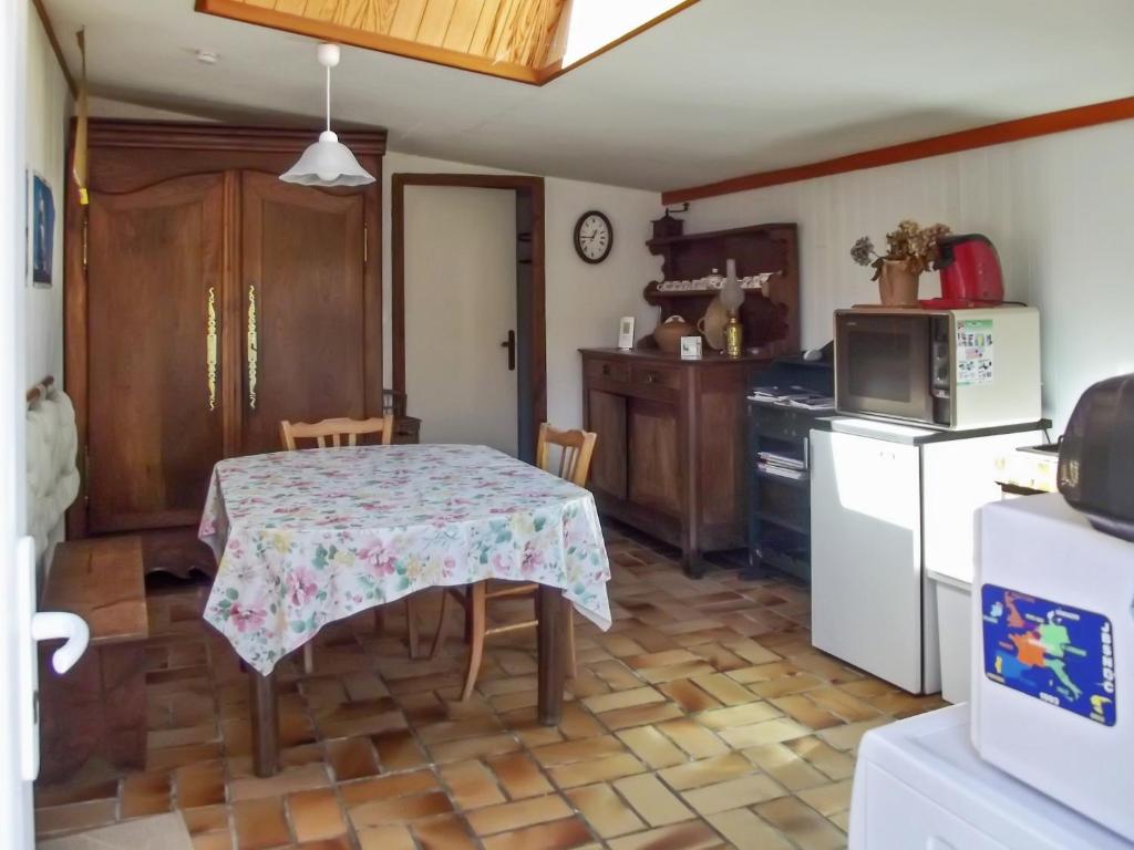 a kitchen with a table with a table cloth on it at Maison d&#39;une chambre a Tredrez Locquemeau a 800 m de la plage avec jardin amenage et wifi in Coat-Tredrez