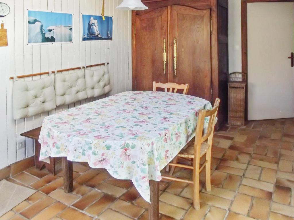 a dining room with a table and chairs at Maison d&#39;une chambre a Tredrez Locquemeau a 800 m de la plage avec jardin amenage et wifi in Coat-Tredrez