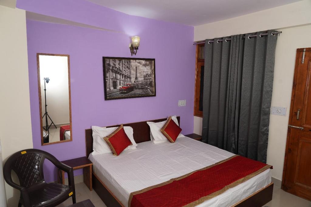 Postel nebo postele na pokoji v ubytování Shimla Pines Homestay