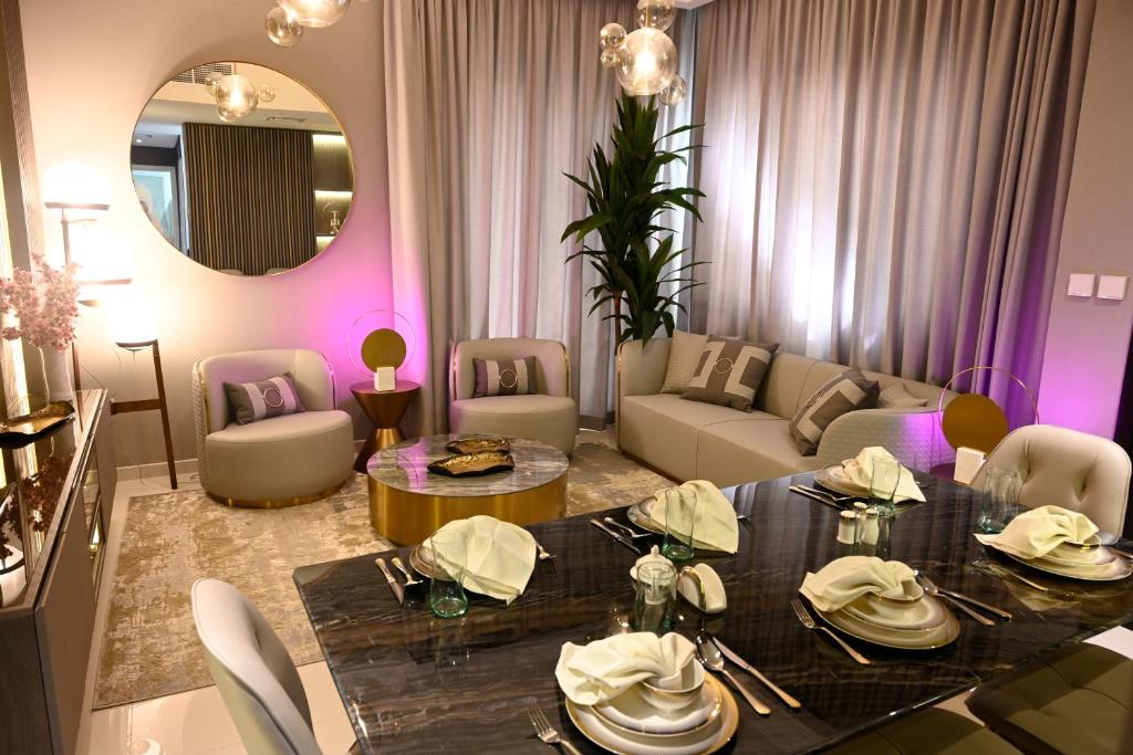 salon ze stołem i kanapą w obiekcie Smart Living Villa w Dubaju