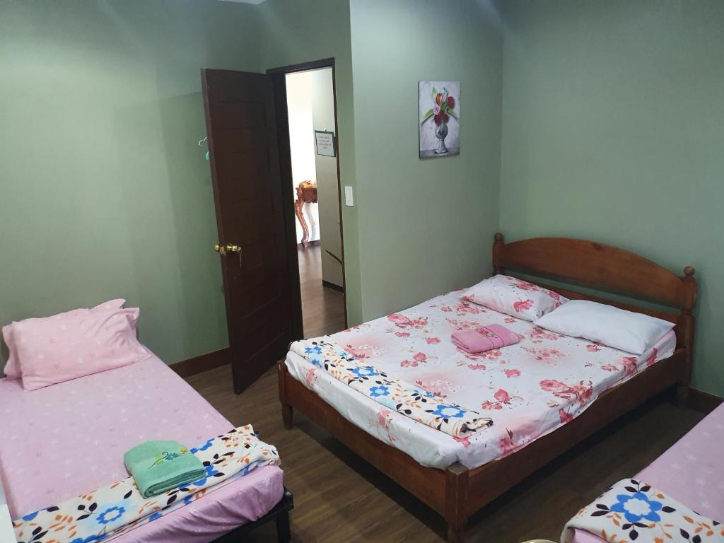Casa Sarmiento في لواوْغ: غرفة نوم بسريرين ومرآة