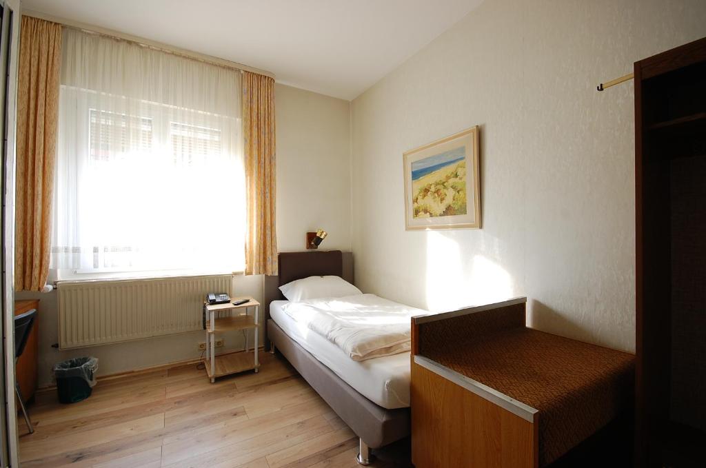 Кровать или кровати в номере Hotel Haus Isenburg