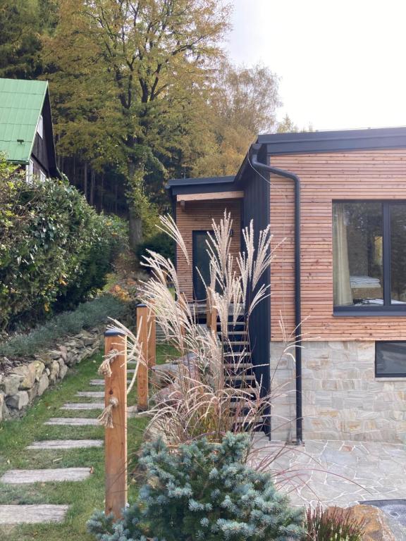 una casa con un sentiero in pietra che la porta di Chata v Beskydech a Rožnov pod Radhoštěm