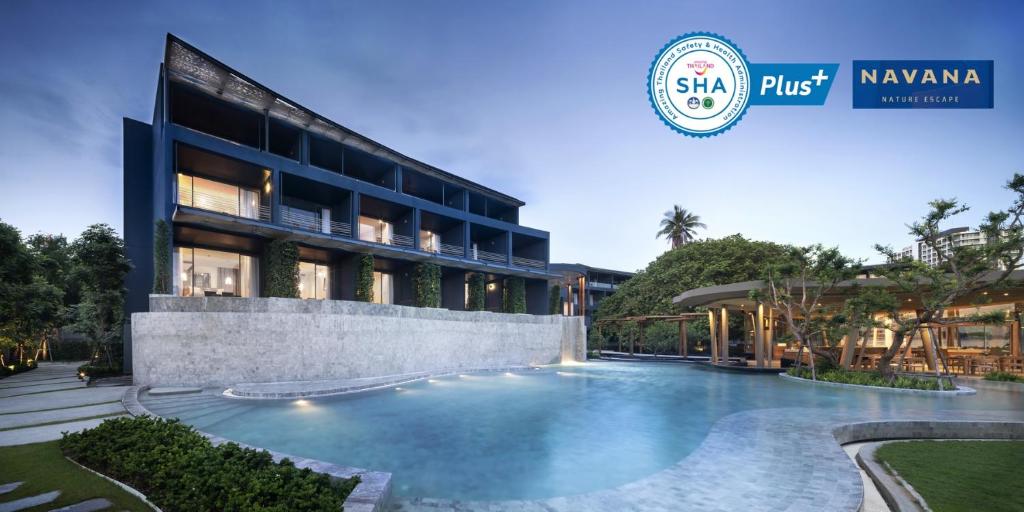 un hotel con piscina di fronte a un edificio di Navana Nature Escape - SHA Extra Plus a Pattaya North